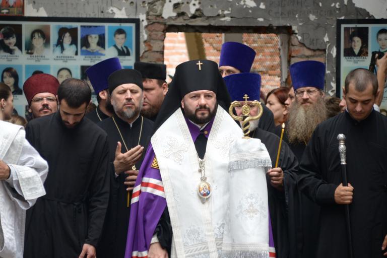 В траурных мероприятиях памяти жертв трагедии 2004 года приняли участие архиепископ Владикавказский и Аланский Леонид  и духовенство Владикавказской епархии