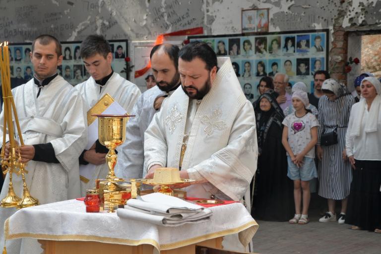 Архиепископ Леонид возглавил Божественную Литургию в стенах бесланской школы №1